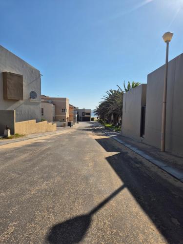 una sombra de una farola al costado de una carretera en langstrand apartment retreat !, en Langstrand