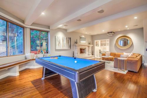 Biliár nebo kulečník v ubytování Resort Living: Hoops Outdoor Bar Views PoolSpa