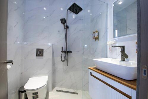 Babex Panorama في باكورياني: حمام أبيض مع حوض ودش