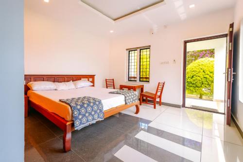 Una cama o camas en una habitación de Vythiri Silver Mist Hilltop Villa By VOYE HOMES