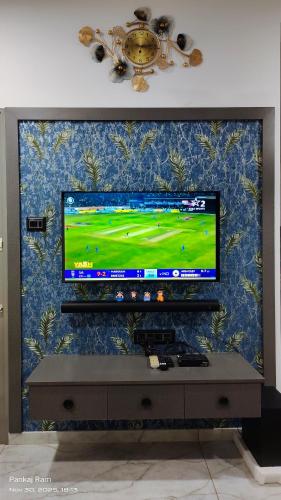 Shree Krushn في بهوي: تلفزيون بشاشة مسطحة على الحائط