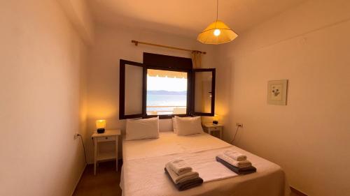 Ένα ή περισσότερα κρεβάτια σε δωμάτιο στο Alekos Beach Houses-Waters Edge