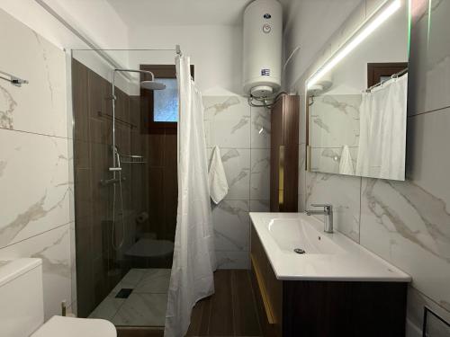 Ένα μπάνιο στο Alekos Beach Houses-Waters Edge