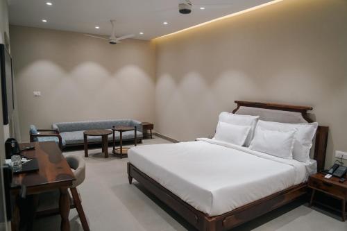 Ένα ή περισσότερα κρεβάτια σε δωμάτιο στο KMR Hotels & Resorts