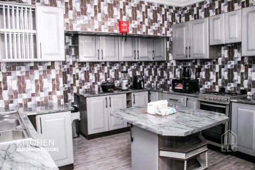 Kuchyň nebo kuchyňský kout v ubytování llc APARTMENT