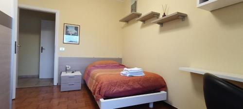a small bedroom with a bed and a night stand at Appartamento due camere Castellarano Sassuolo in Castellarano