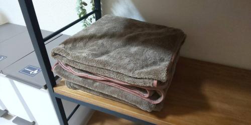 宇都宮市にあるカレント宿郷の棚の上に座る毛布