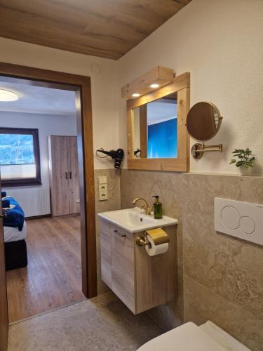 Una televisión o centro de entretenimiento en Panorama-Ferienhaus im Stubaital