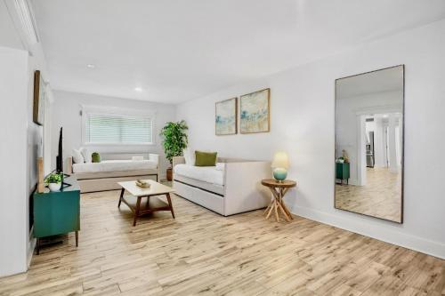 Postel nebo postele na pokoji v ubytování Barefoot by the Bay at Bayside Bungalow