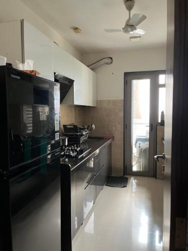 ムンバイにあるSea view with balconyのコンロとカウンタートップのあるキッチン