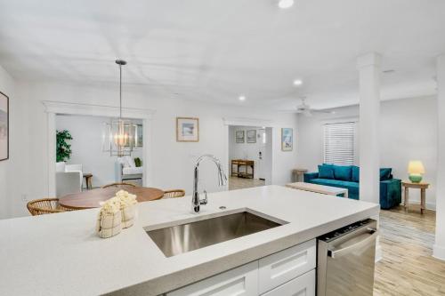 Fotografie z fotogalerie ubytování Barefoot by the Bay at Bayside Bungalow v destinaci Anna Maria