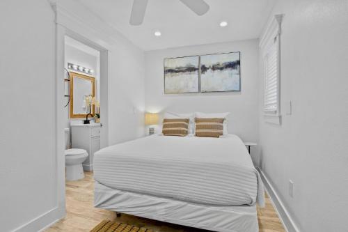 En eller flere senge i et værelse på Bayside Cutie at Bayside Bungalow