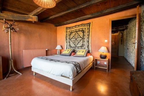 Ένα ή περισσότερα κρεβάτια σε δωμάτιο στο Chambres d'hôtes Les Charmettes