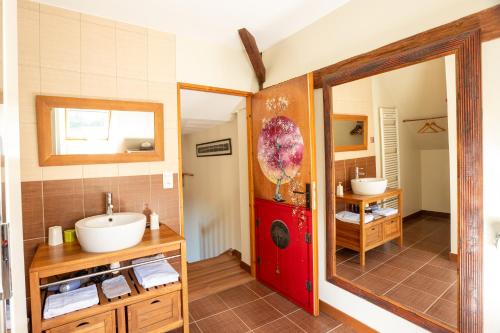 Ένα μπάνιο στο Chambres d'hôtes Les Charmettes