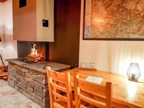 une salle à manger avec une table et une cheminée dans l'établissement Gite Les Sabots De Venus, à Aspres-sur-Buëch