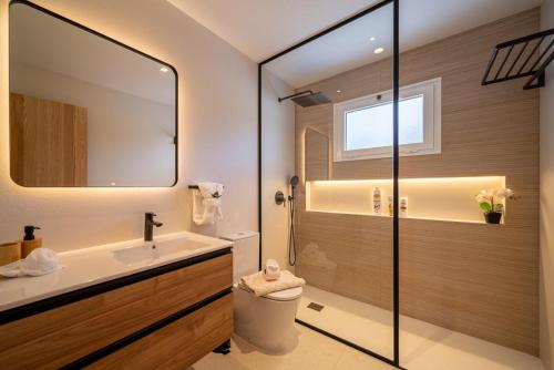een badkamer met een douche, een toilet en een wastafel bij Villa Moon in Tías