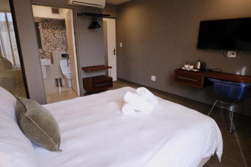 Giường trong phòng chung tại Urbanight