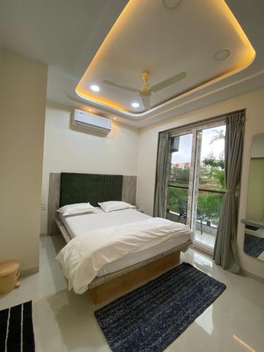 En eller flere senge i et værelse på Sharvilla Resort