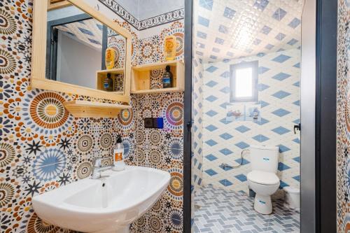 Aero Femme Hostel lit pour femme في مراكش: حمام مع حوض ومرحاض