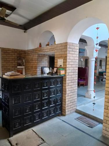 eine Küche mit schwarzen Schränken und einer Backsteinwand in der Unterkunft Hotel Diamond Pushkar in Pushkar