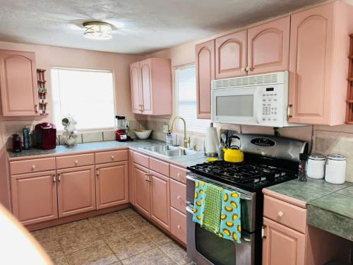 Η κουζίνα ή μικρή κουζίνα στο 1 Mi to Stadium -dog friendly-fence yrd