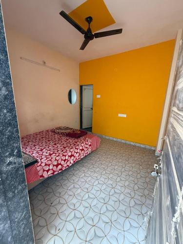 Ένα ή περισσότερα κρεβάτια σε δωμάτιο στο Hotel Chaturthi