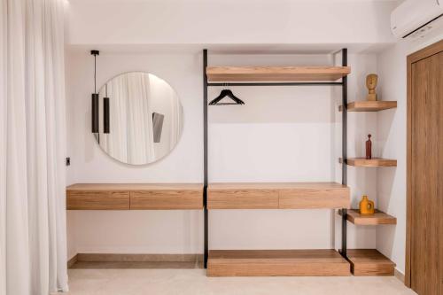 een kamer met houten planken en een spiegel bij Alati Suites - Stegna Beach in Vrachonisída touArchangélou