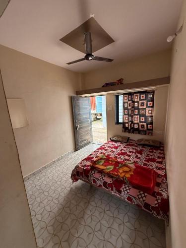 Ένα ή περισσότερα κρεβάτια σε δωμάτιο στο Hotel Chaturthi