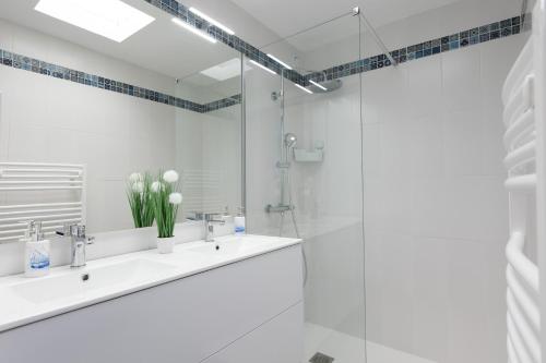 Ένα μπάνιο στο Le Prestigieux Accès direct Port et Plage