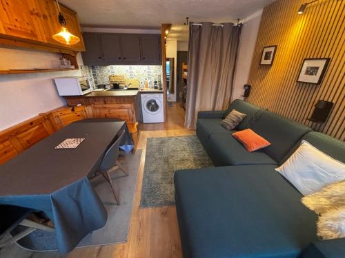 ein Wohnzimmer mit Sofa und Tisch in der Unterkunft Studio Bettex 4p- vue Mont-Blanc in Saint-Gervais-les-Bains