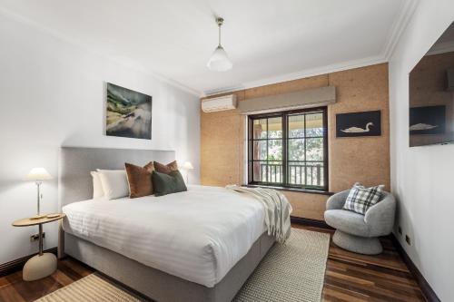 Postel nebo postele na pokoji v ubytování Westend Studio - Cozy King Stay on 5 Acres