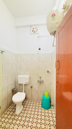 a bathroom with a toilet in a room at Toncheng Homestay in Kāziranga