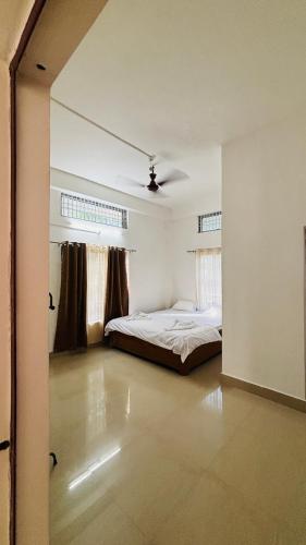a bedroom with a bed in the middle of a room at Toncheng Homestay in Kāziranga