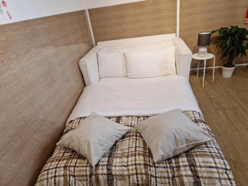 two beds sitting next to each other in a room at La Petite Maison in Fiumicino