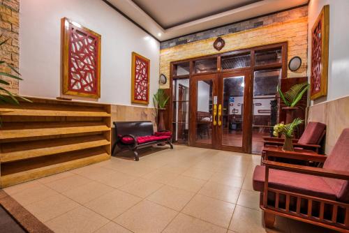 SATTA Private Pool Grill & Chill Villa في سيام ريب: بهو به درج وكرسي وباب