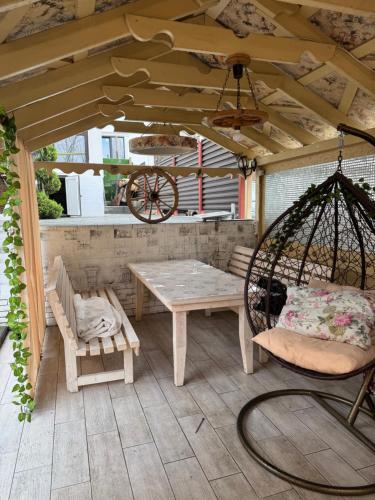 Villa في Gidignitsy: فناء مع طاولة ومقعد وأرجوحة