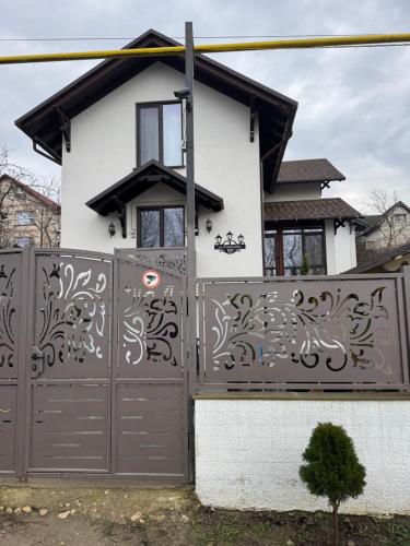 Villa في Gidignitsy: منزل فيه بوابة وسياج