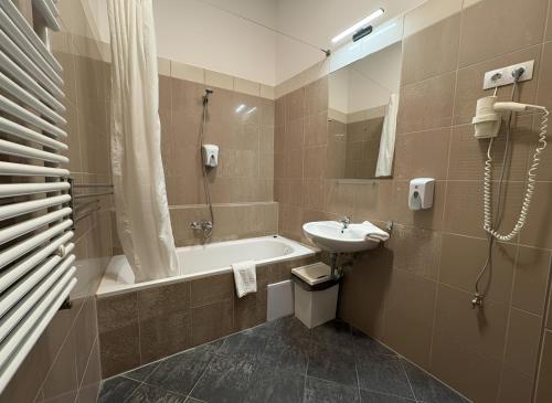 Koupelna v ubytování Gozsdu Court Budapest