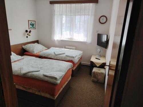 Giường trong phòng chung tại Pension Sparta