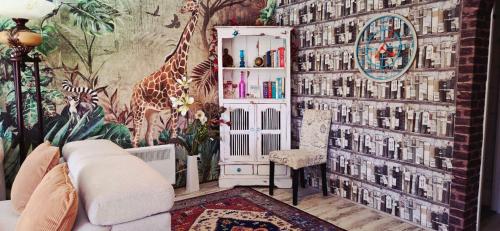 Et opholdsområde på Fairyhouse on the Lake - Next to Beach Resort with Pool & Lake in Heart of Mandurah