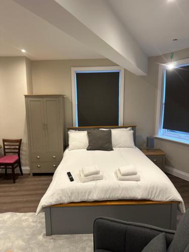 Giường trong phòng chung tại HLM Studios