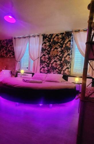 Ένα ή περισσότερα κρεβάτια σε δωμάτιο στο L'atelier des rêves, balnéo, lit rond, centre-ville