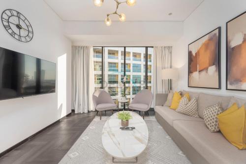 Balcony with a Glimpse of the Burj Khalifa, Minutes Walk to Zabeel Stadium, O10 Building, Al Jaddaf by Deluxe Holiday Homes
