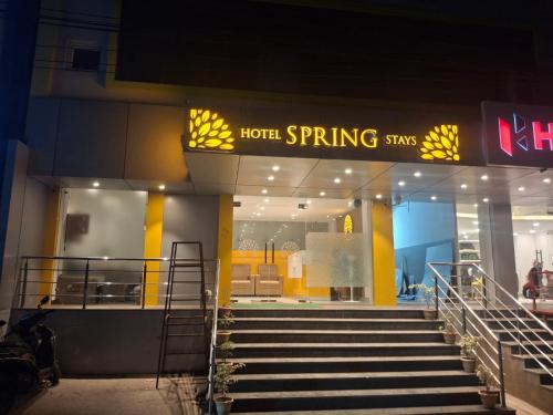 un ingresso dell'hotel con scale di fronte a un edificio di Hotel Spring Stays Near US Consulate a Hyderabad