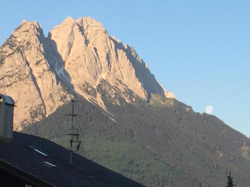 a mountain in front of a building with a roof at Ferienwohnung Franziska 2 in Garmisch-Partenkirchen