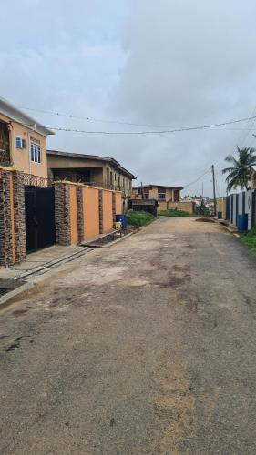 una calle vacía delante de una casa en Molayo Luxury Apartment Omolayo Estates Akobo Ojurin Ibadan, en Ibadán