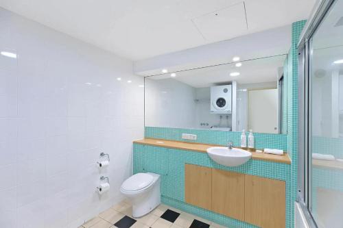 Et badeværelse på 1 Bedroom Waterfront Apartment - Rooftop Pool & Spa