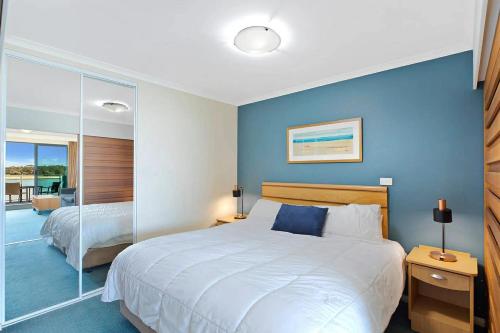 En eller flere senge i et værelse på 1 Bedroom Waterfront Apartment - Rooftop Pool & Spa