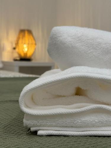 a pile of towels sitting on top of a toilet at Salitre - El Silencio Apartamentos in Castañeras