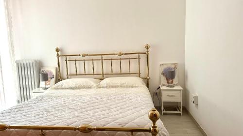 a bedroom with a bed with a metal frame at Bilocale con balcone a Numana - N080 in Sirolo